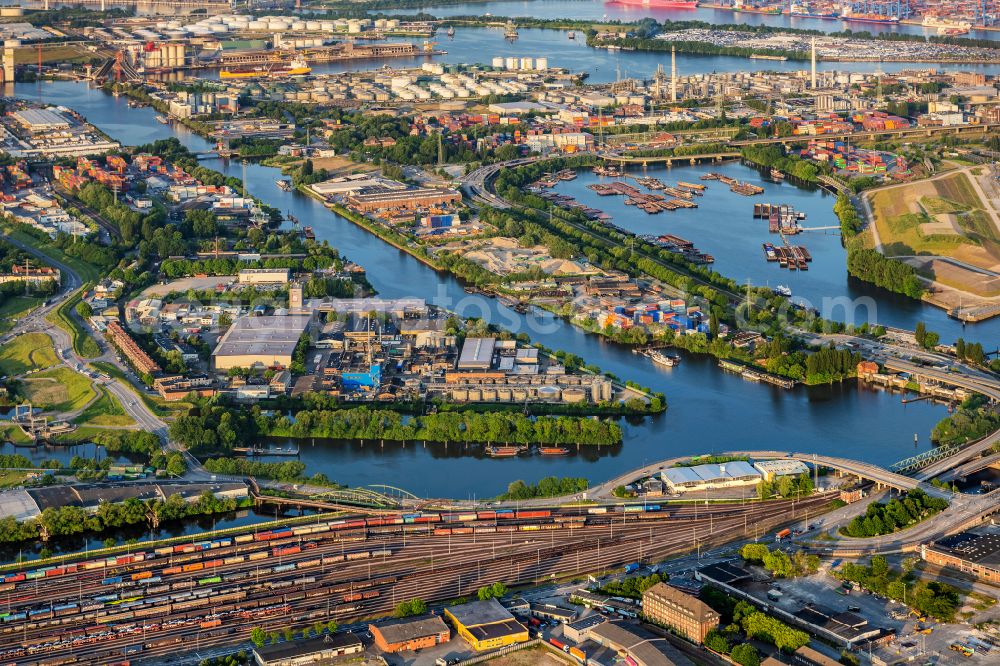 Aerial photograph Hamburg - Port facilities industrial plants on the banks of the harbor basin at Kluetjenfelder Hafen along Kluetjenfelder Strasse in the district Wilhelmsburg in Hamburg, Germany