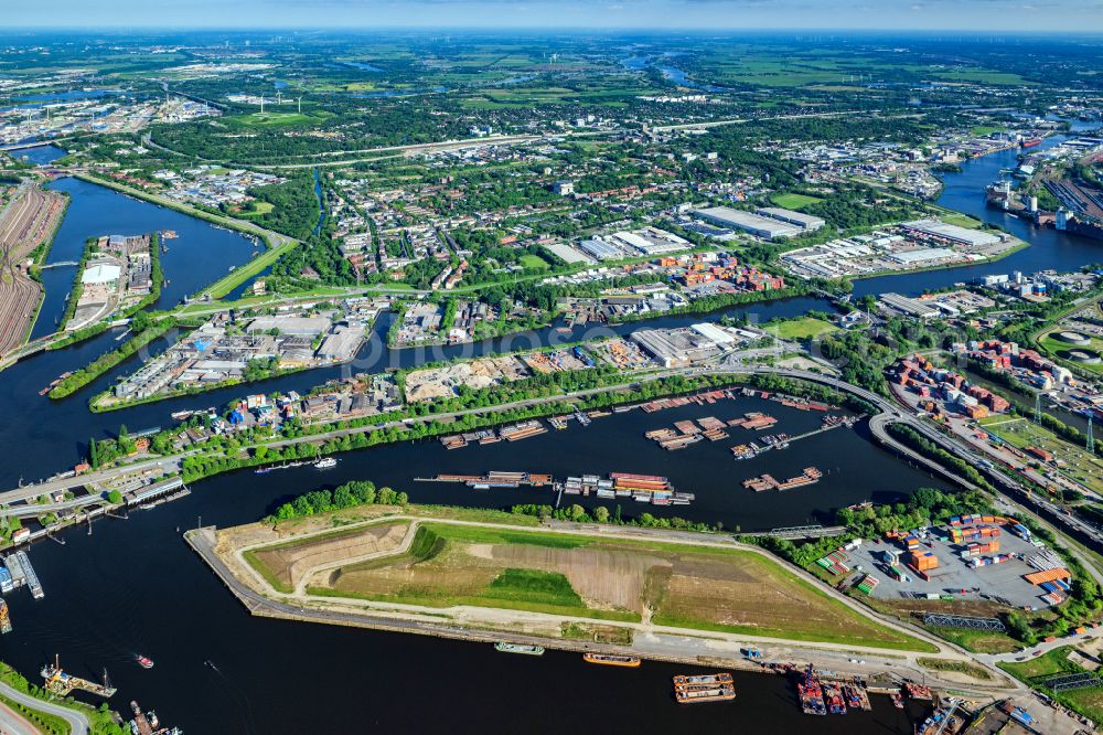 Hamburg from the bird's eye view: Port facilities industrial plants on the banks of the harbor basin at Kluetjenfelder Hafen along Kluetjenfelder Strasse in the district Wilhelmsburg in Hamburg, Germany