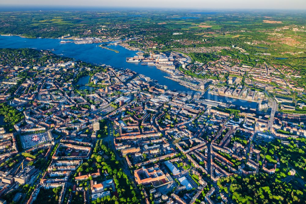 Aerial image Kiel - Port facilities on the sea coast of the Kiel Fjord on the state road L52 in Kiel in the state Schleswig-Holstein, Germany. Inner harbor at the Hoern-Campus 