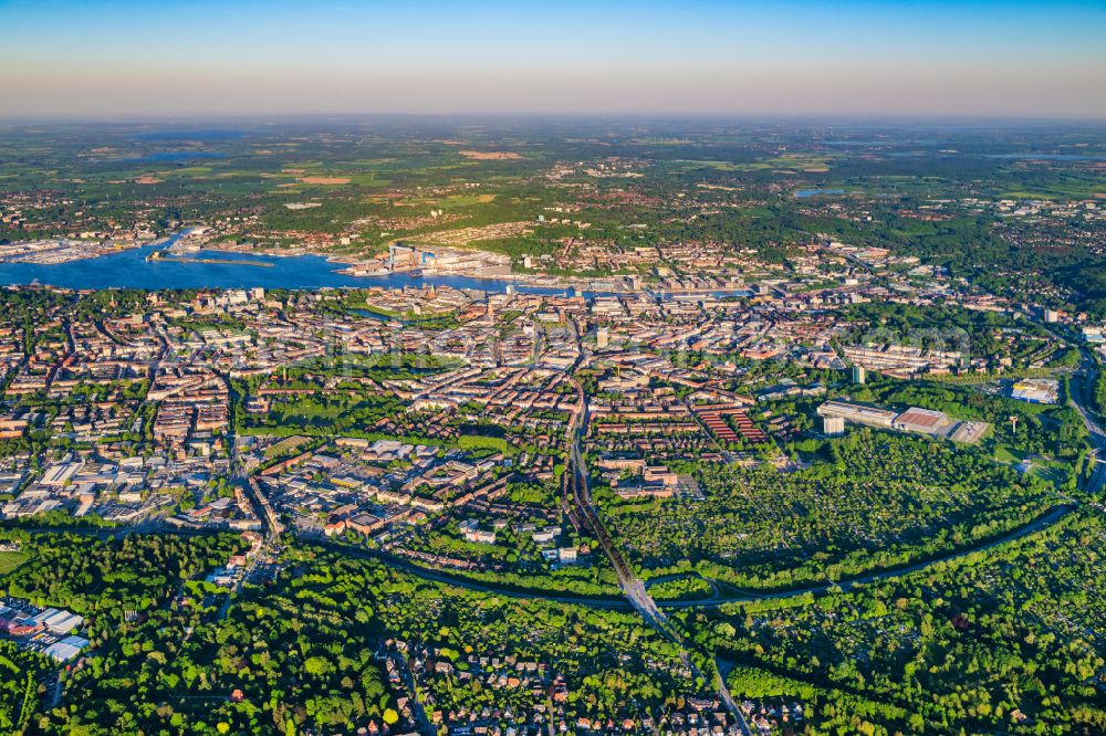 Aerial photograph Kiel - Port facilities on the sea coast of the Kiel Fjord on the state road L52 in Kiel in the state Schleswig-Holstein, Germany. Inner harbor at the Hoern-Campus 