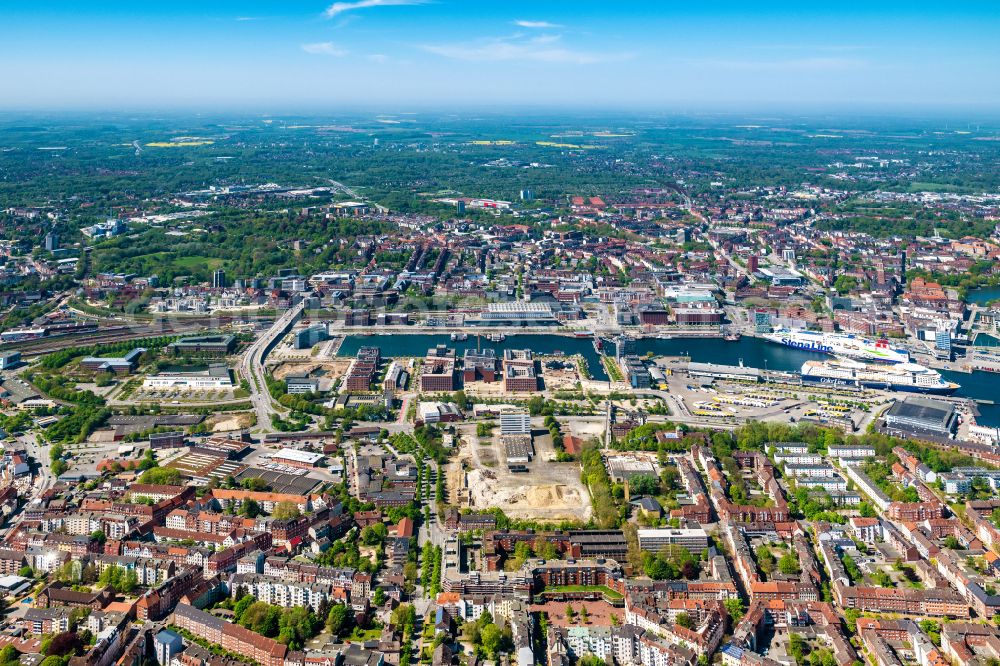 Kiel from above - Port facilities on the sea coast of the Kiel Fjord on the state road L52 in Kiel in the state Schleswig-Holstein, Germany. Inner harbor at the Hoern-Campus 