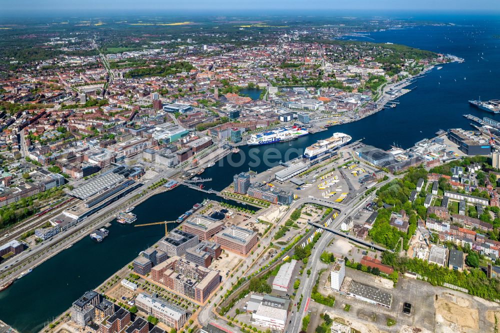 Kiel from the bird's eye view: Port facilities on the sea coast of the Kiel Fjord on the state road L52 in Kiel in the state Schleswig-Holstein, Germany. Inner harbor at the Hoern-Campus 