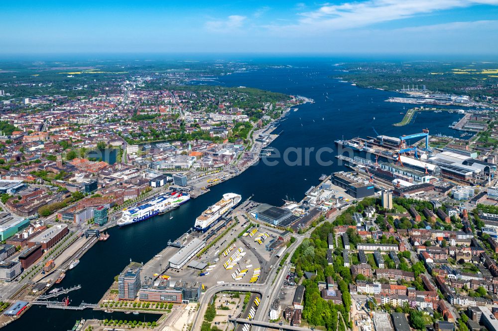 Aerial image Kiel - Port facilities on the sea coast of the Kiel Fjord on the state road L52 in Kiel in the state Schleswig-Holstein, Germany. Inner harbor at the Hoern-Campus 