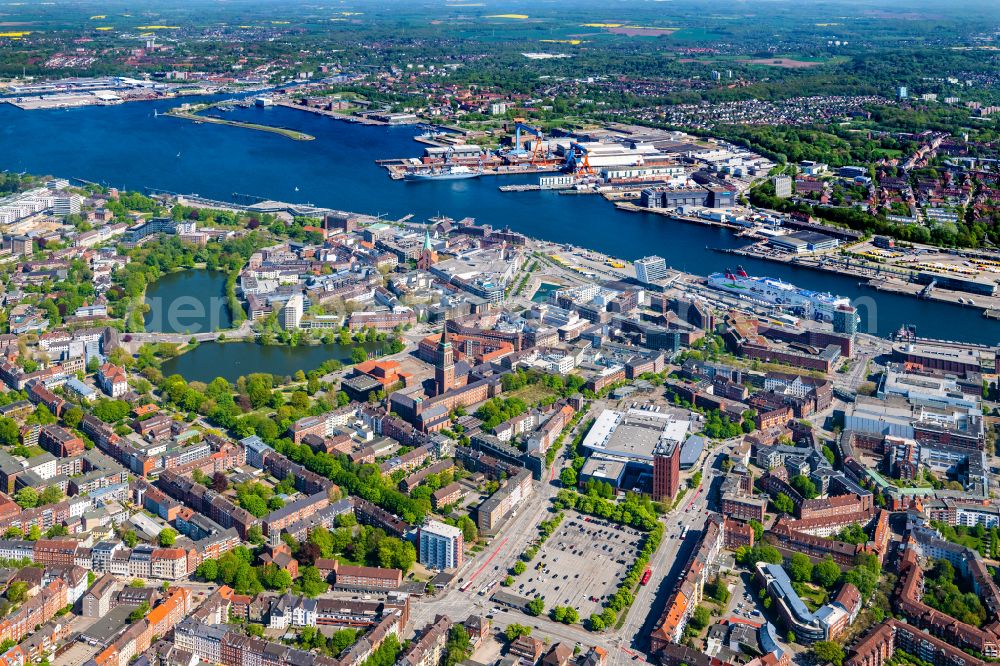 Aerial photograph Kiel - Port facilities on the sea coast of the Kiel Fjord on the state road L52 in Kiel in the state Schleswig-Holstein, Germany. Inner harbor at the Hoern-Campus 