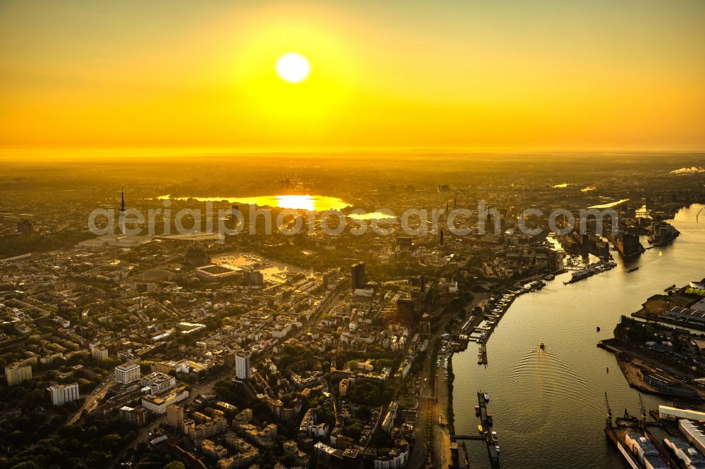 Aerial photograph Hamburg - Port facilities Landungsbruecken on the banks of the river course of the Elbe in Hamburg, Germany