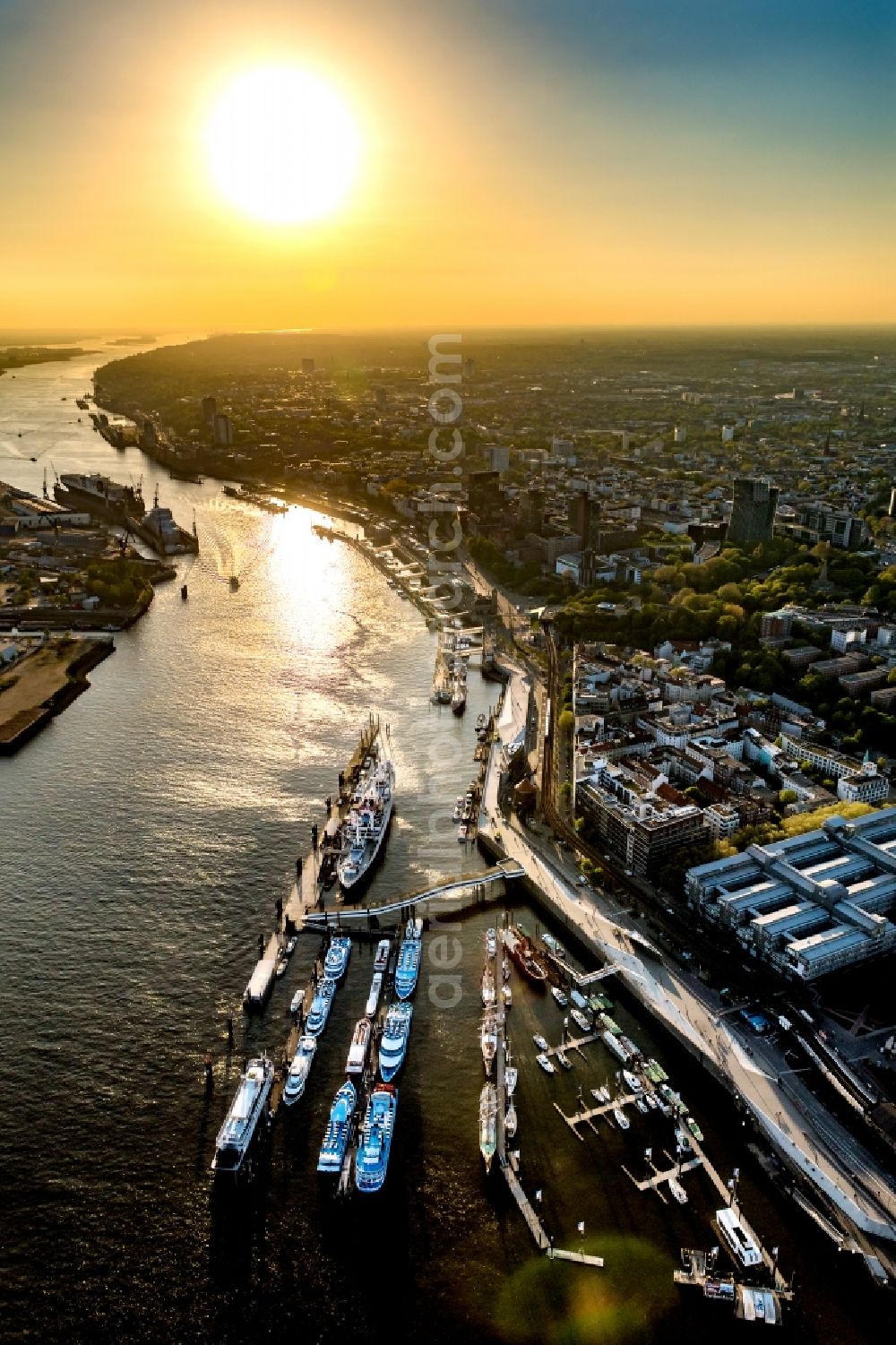 Aerial image Hamburg - Port facilities and jetties sunset in St.Pauli on the banks of the river course of the of the River Elbe in Hamburg, Germany