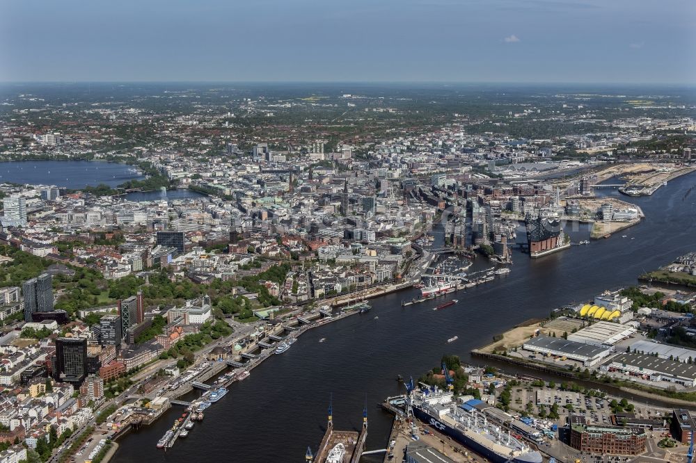 Aerial photograph Hamburg - Port facilities and jetties in St.Pauli on the banks of the river course of the of the River Elbe in Hamburg, Germany