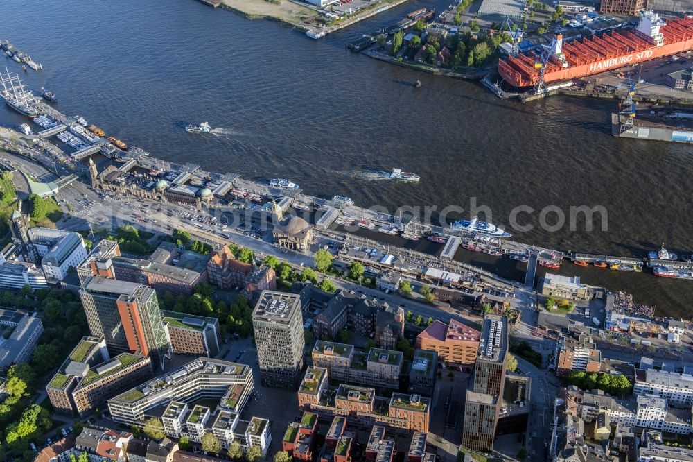 Hamburg from the bird's eye view: Port facilities and jetties in St.Pauli on the banks of the river course of the of the River Elbe in Hamburg, Germany