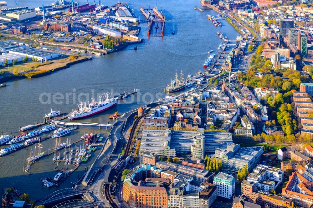 Hamburg from the bird's eye view: Port facilities and jetties in St.Pauli on the banks of the river course of the of the River Elbe in Hamburg, Germany