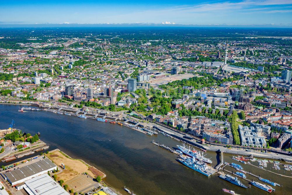 Hamburg from the bird's eye view: Port facilities in St.Pauli on the banks of the river course of the of the River Elbe in Hamburg, Germany