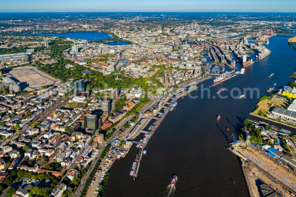 Aerial photograph Hamburg - Port facilities and jetties in St.Pauli on the banks of the river course of the of the River Elbe in Hamburg, Germany