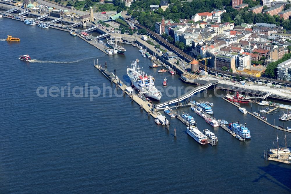 Aerial photograph Hamburg - Port facilities Landungsbruecken on the banks of the river course of the Elbe in Hamburg, Germany