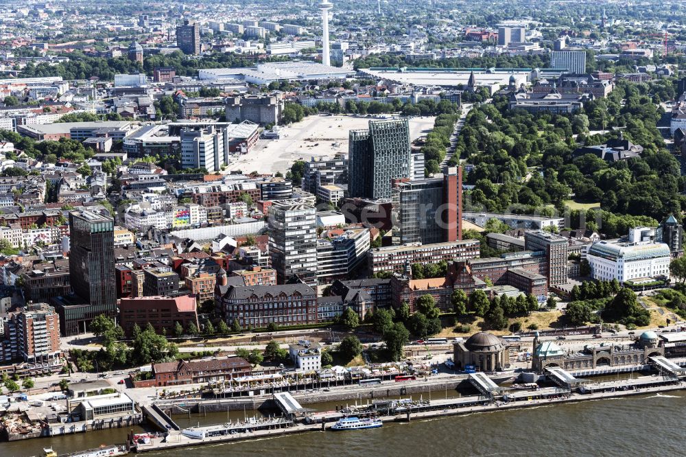 Hamburg from above - Port facilities and jetties on the banks of the river course of the Elbe on the street Bei den Sankt Pauli-Landungsbruecken in the district of Sankt Pauli in Hamburg, Germany