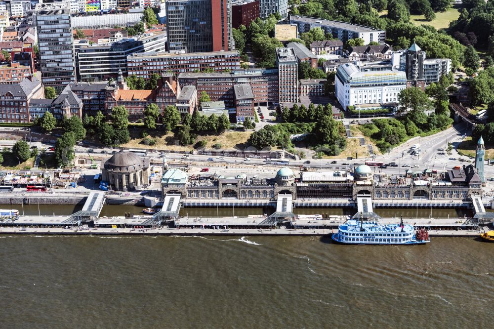 Hamburg from the bird's eye view: Port facilities and jetties on the banks of the river course of the Elbe on the street Bei den Sankt Pauli-Landungsbruecken in the district of Sankt Pauli in Hamburg, Germany