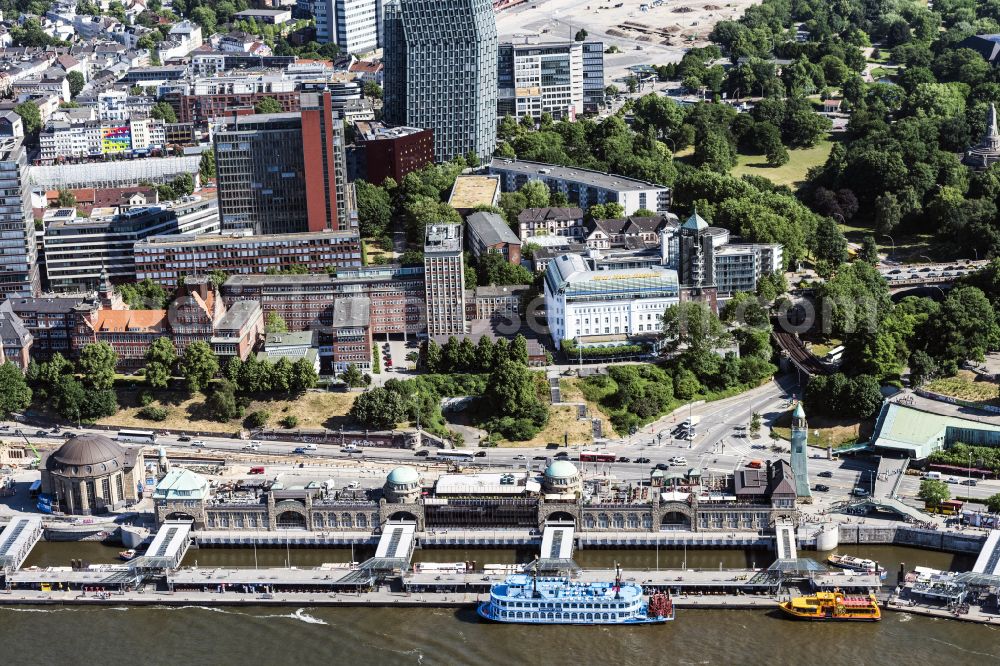 Aerial image Hamburg - Port facilities and jetties on the banks of the river course of the Elbe on the street Bei den Sankt Pauli-Landungsbruecken in the district of Sankt Pauli in Hamburg, Germany