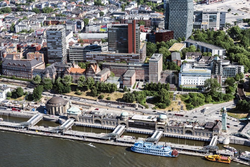 Aerial photograph Hamburg - Port facilities and jetties on the banks of the river course of the Elbe on the street Bei den Sankt Pauli-Landungsbruecken in the district of Sankt Pauli in Hamburg, Germany