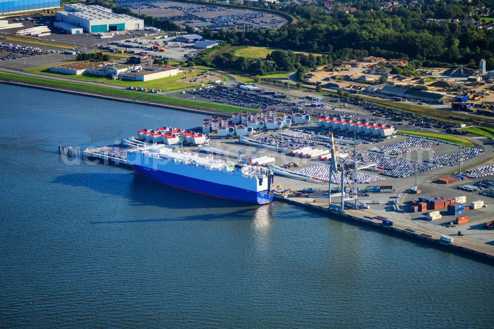 Cuxhaven from the bird's eye view: Port facilities on the seashore of the Cuxport GmbH for Offshore Windmills in Cuxhaven in the state Lower Saxony