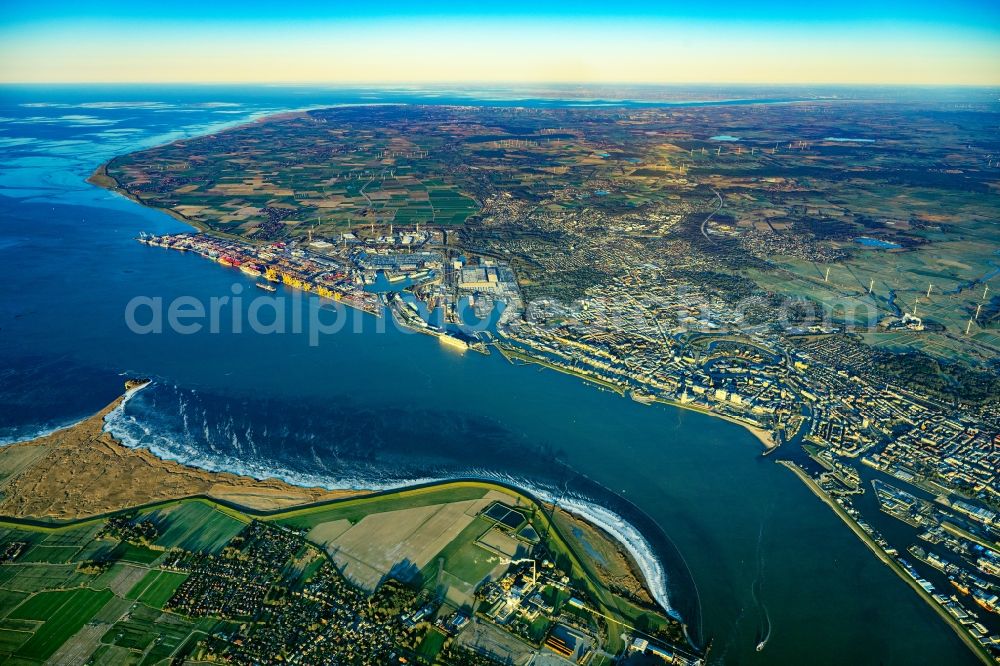 Bremerhaven from the bird's eye view: Port facilities on the seashore of the North Sea in Bremerhaven in the state Bremen, Germany