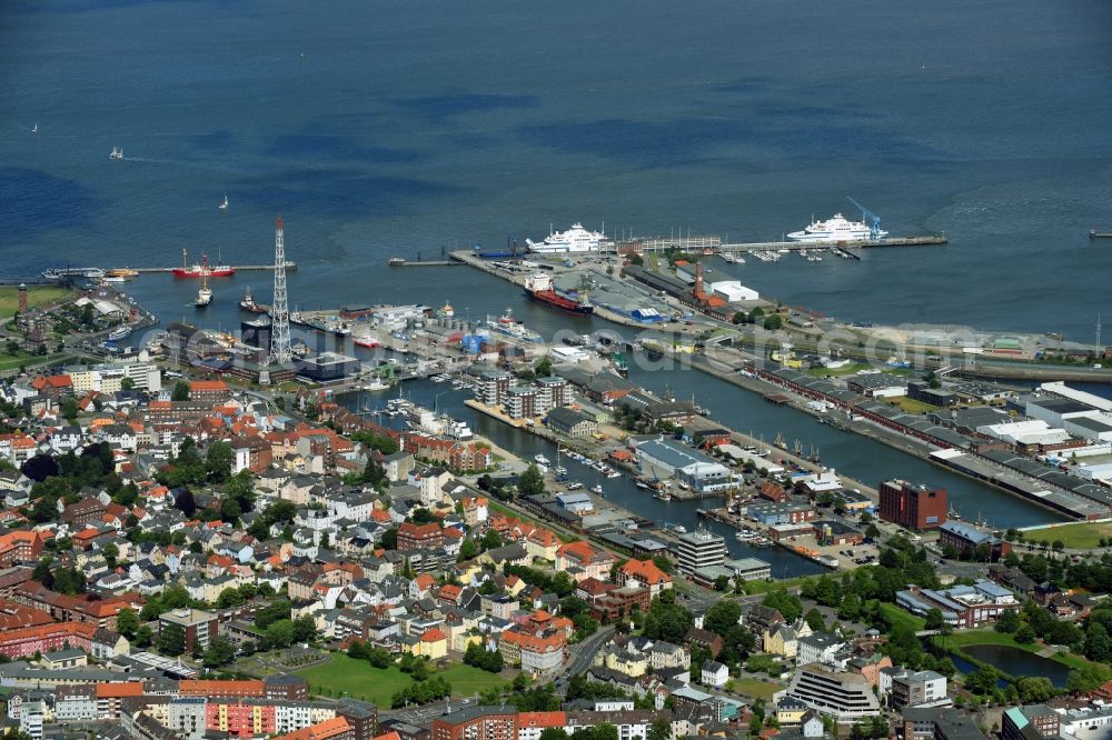 Aerial photograph Cuxhaven - Port facilities on the seashore of the North Sea in Cuxhaven in the state Lower Saxony, Germany