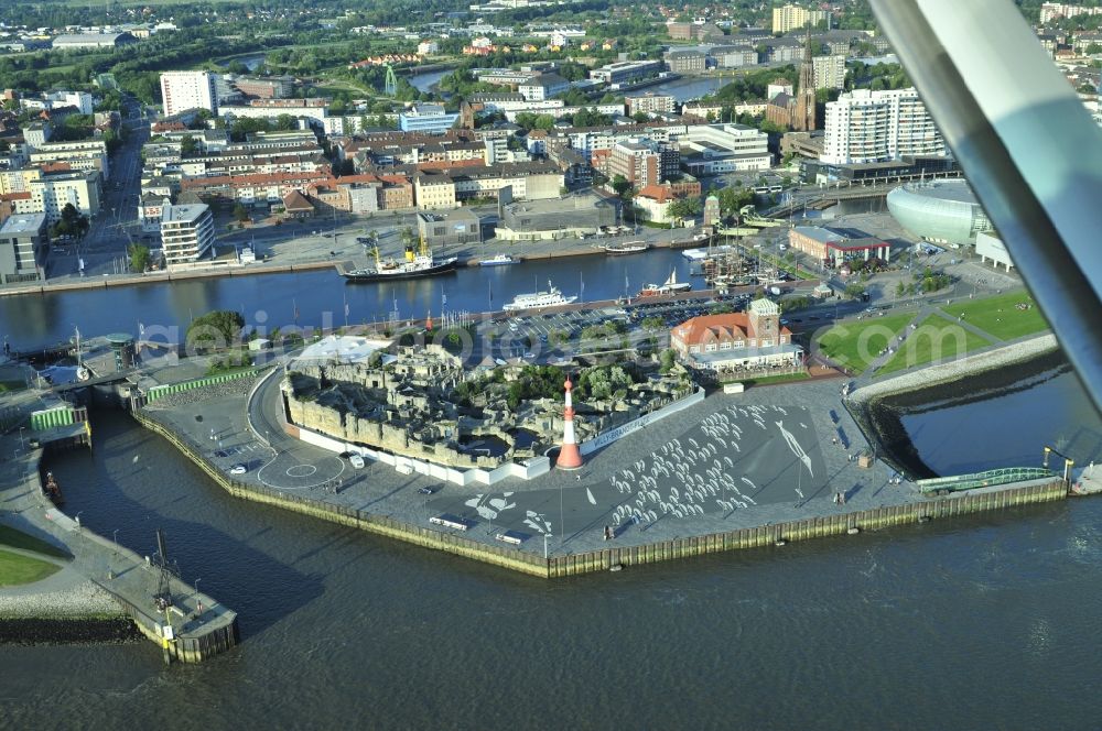 Bremerhaven from the bird's eye view: Port facilities and marine fish markings on the Willy Brandt Platz in Bremerhaven in Bremen State