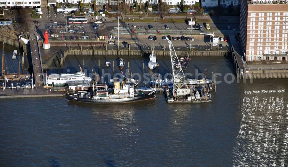 Hamburg from the bird's eye view: Port facilities Museumshafen Oevelgoenne e.V. on the banks of the river course of the of Elbe in the district Altonaer Fischmarkt in Hamburg