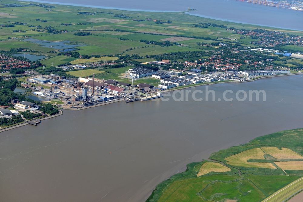 Aerial image Nordenham - Port facilities on the banks of the river course of the Weser in Nordenham in the state Lower Saxony