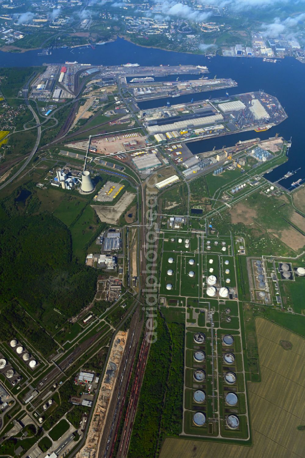 Rostock from the bird's eye view: Port facilities on the shores of the harbor of of Seehafen of ROSTOCK PORT GmbH in the district Peez in Rostock in the state Mecklenburg - Western Pomerania, Germany