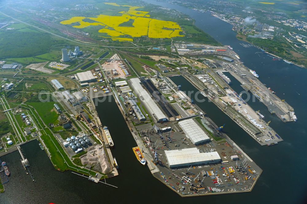 Aerial image Rostock - Port facilities on the shores of the harbor of of Seehafen of ROSTOCK PORT GmbH in the district Peez in Rostock in the state Mecklenburg - Western Pomerania, Germany