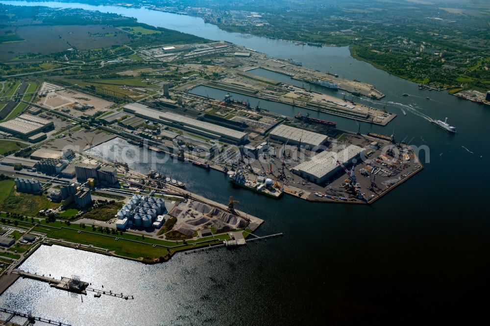 Aerial image Rostock - Port facilities on the shores of the harbor of of Seehafen of ROSTOCK PORT GmbH in the district Peez in Rostock in the state Mecklenburg - Western Pomerania, Germany