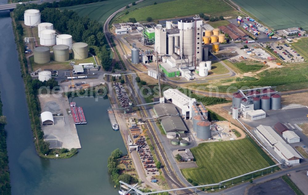 Salzgitter from the bird's eye view: Docks and terminals with warehouses and freight forwarding and logistics companies at the Keyword channel in Salzgitter in the state Lower Saxony