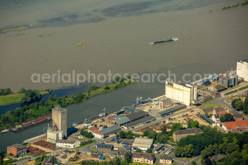 Wesel from the bird's eye view: Port facilities on the banks of the river course of the river Lippe at the estuary of the river Rhein in Wesel in the state North Rhine-Westphalia, Germany