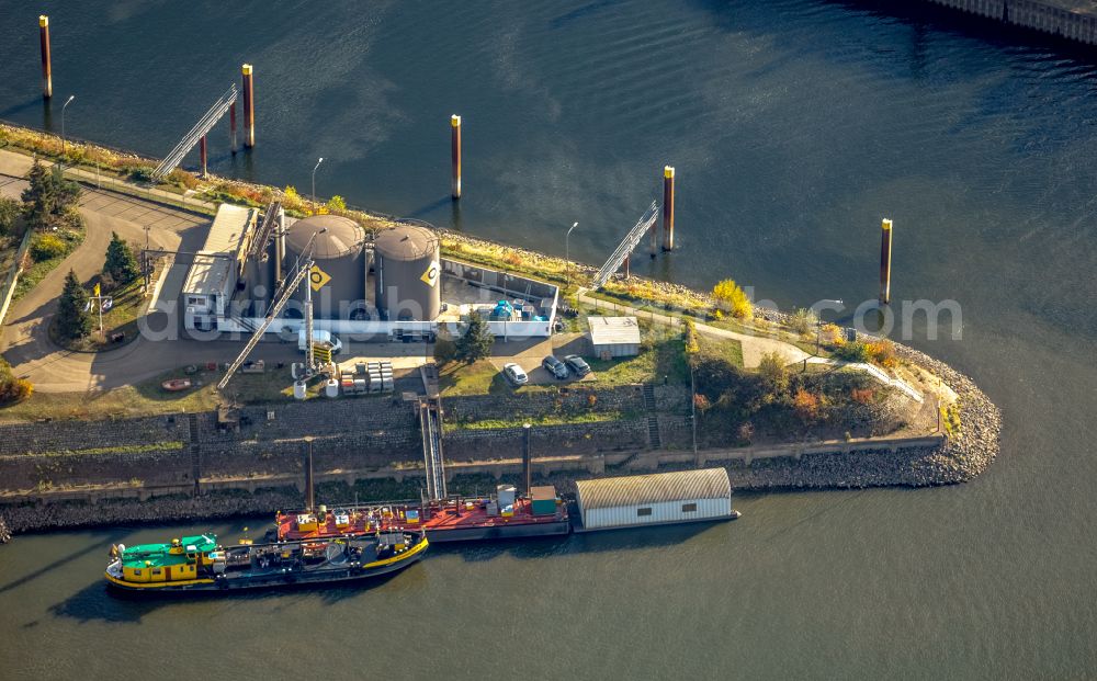 Duisburg from the bird's eye view: Port facilities on the banks of the river course of the the Ruhr in the district Ruhrort in Duisburg at Ruhrgebiet in the state North Rhine-Westphalia, Germany