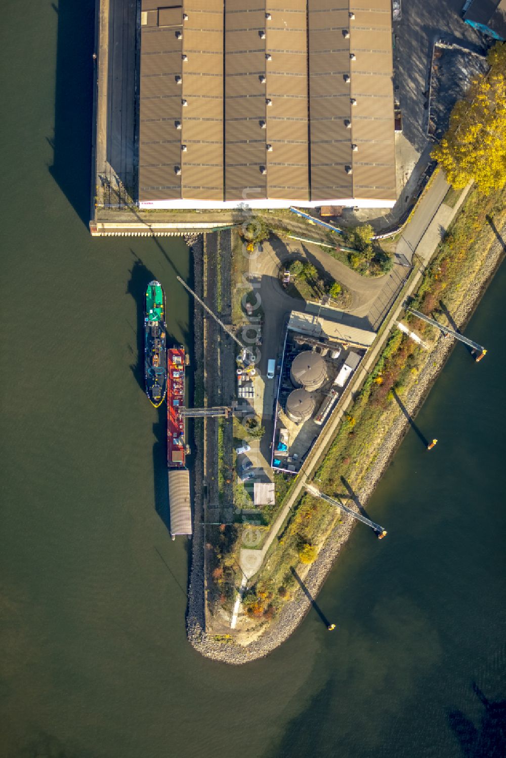 Aerial image Duisburg - Port facilities on the banks of the river course of the the Ruhr in the district Ruhrort in Duisburg at Ruhrgebiet in the state North Rhine-Westphalia, Germany