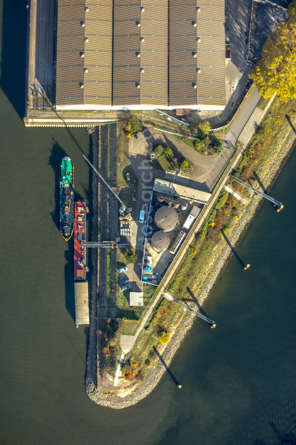 Aerial photograph Duisburg - Port facilities on the banks of the river course of the the Ruhr in the district Ruhrort in Duisburg at Ruhrgebiet in the state North Rhine-Westphalia, Germany