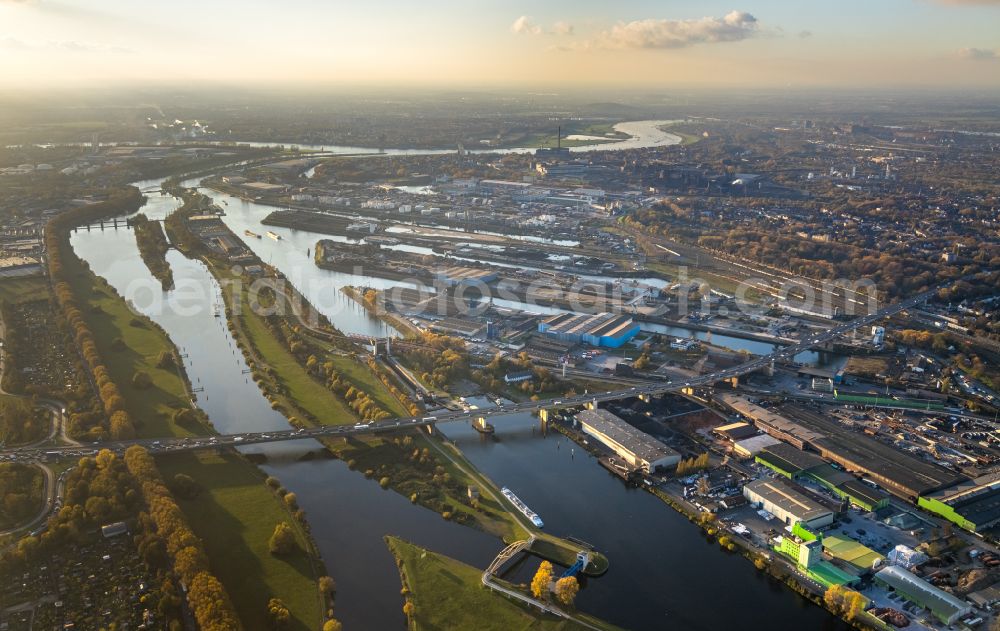 Aerial image Duisburg - Port facilities on the banks of the river course of the the Ruhr in the district Ruhrort in Duisburg at Ruhrgebiet in the state North Rhine-Westphalia, Germany