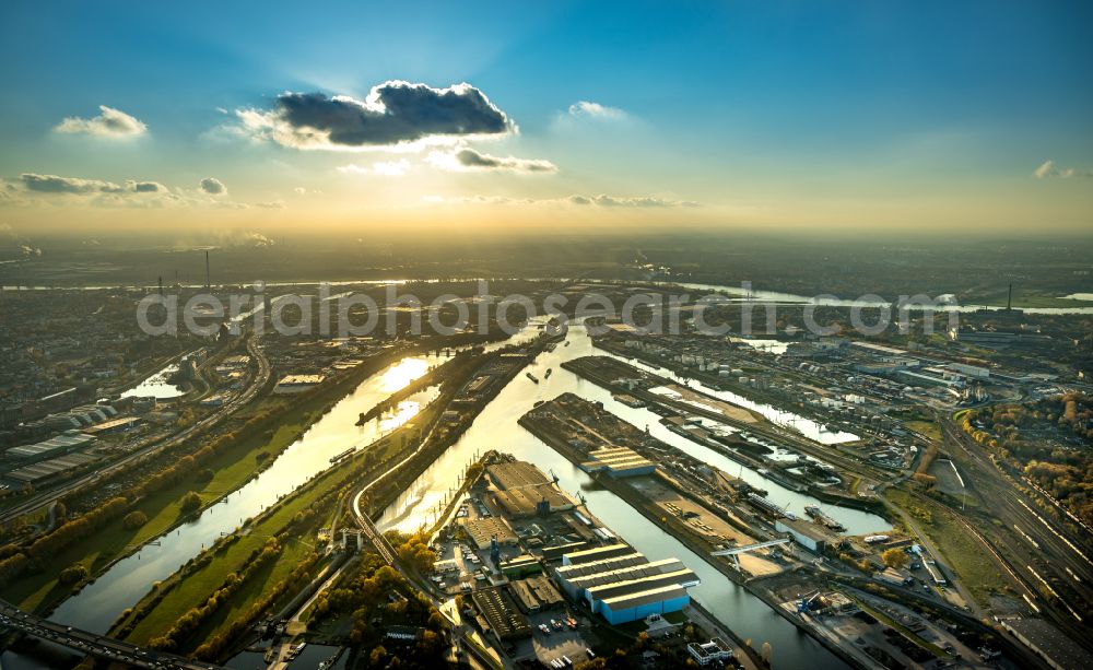 Aerial photograph Duisburg - Port facilities on the banks of the river course of the the Ruhr in the district Ruhrort in Duisburg at Ruhrgebiet in the state North Rhine-Westphalia, Germany