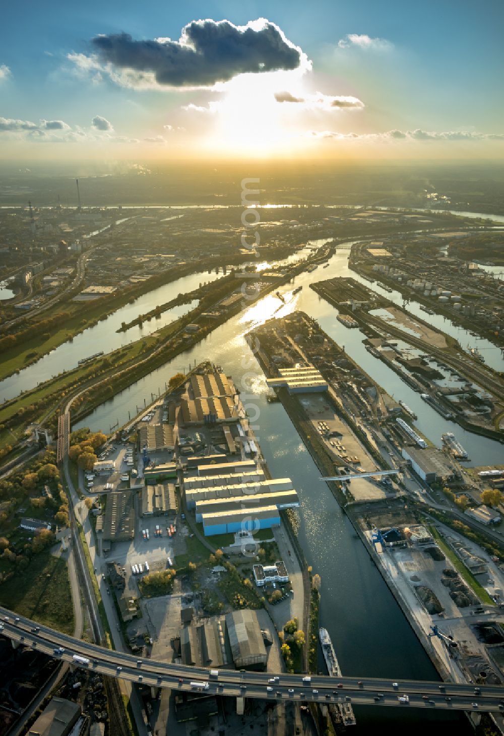 Duisburg from the bird's eye view: Port facilities on the banks of the river course of the the Ruhr in the district Ruhrort in Duisburg at Ruhrgebiet in the state North Rhine-Westphalia, Germany