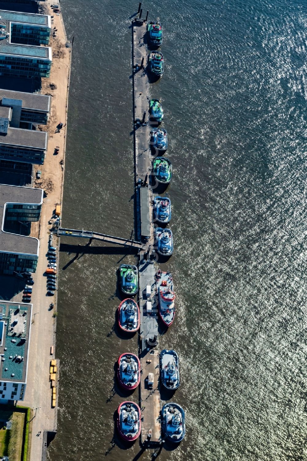 Aerial photograph Hamburg - Port facilities on the banks of the river course of the Elbe at Neue Schlepperbruecke along the Neumuehlen in the district Altonaer Fischmarkt in Hamburg, Germany