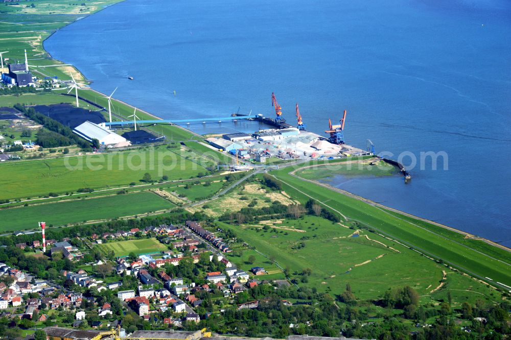 Brunsbüttel from the bird's eye view: Port facilities on the banks of the river course of the Elbe in Brunsbuettel in the state Schleswig-Holstein