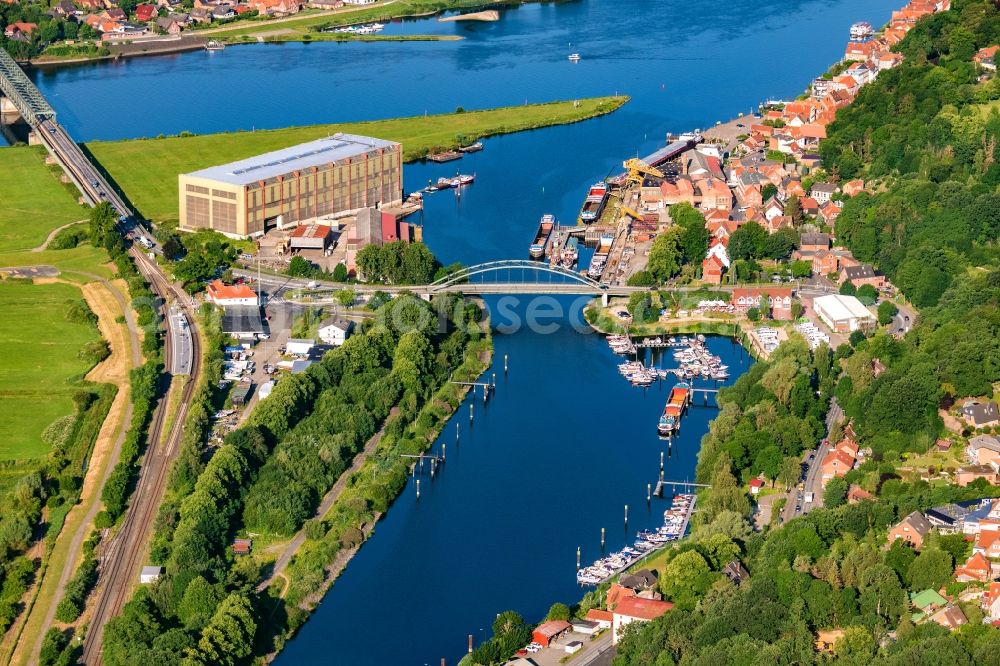 Aerial photograph Lauenburg/Elbe - Port facilities on the banks of the river course of the Elbe in Lauenburg/Elbe in the state Schleswig-Holstein, Germany