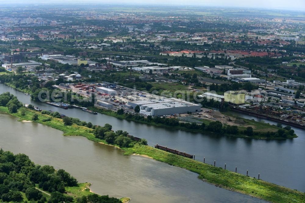 Magdeburg from the bird's eye view: Port facilities on the banks of the river course of the Elbe - Schleusenkanal in Magdeburg in the state Saxony-Anhalt