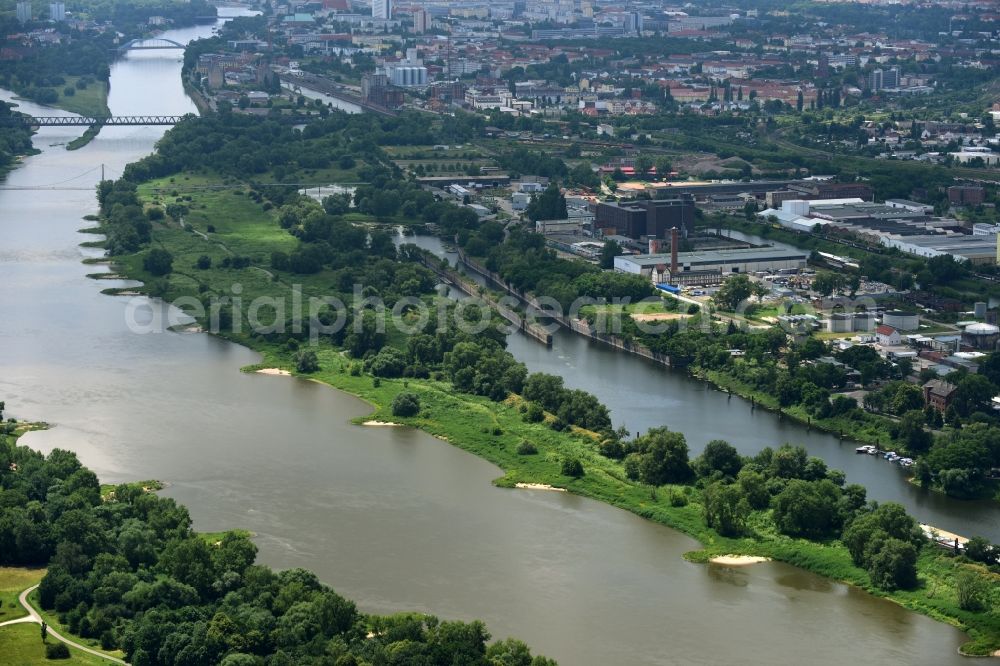 Aerial image Magdeburg - Port facilities on the banks of the river course of the Elbe - Schleusenkanal in Magdeburg in the state Saxony-Anhalt