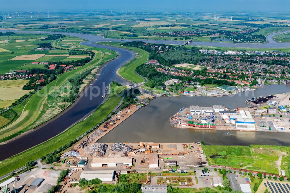 Aerial photograph Leer (Ostfriesland) - Port facilities on the banks of the river course of the Leda and Ems in Leer (Ostfriesland) in the state Lower Saxony, Germany