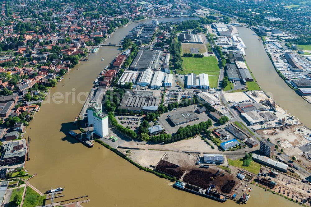 Aerial photograph Leer (Ostfriesland) - Port facilities on the banks of the river course of the Leda and Ems in Leer (Ostfriesland) in the state Lower Saxony, Germany