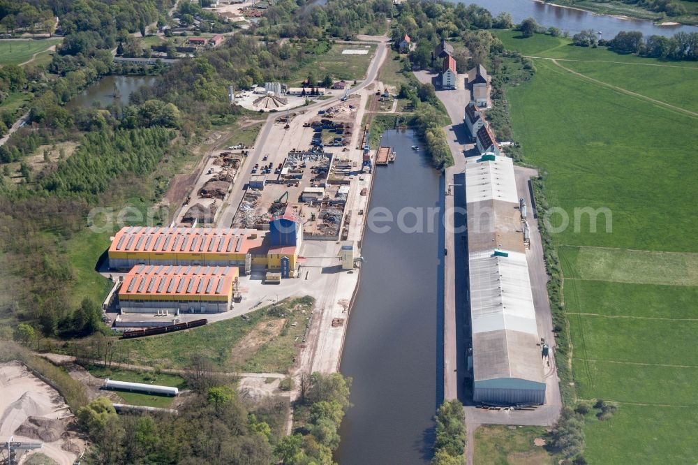 Rosslau Elbe from the bird's eye view: Port facilities on the banks of the river course of the Mittelelbe in Rosslau Elbe in the state Saxony-Anhalt, Germany