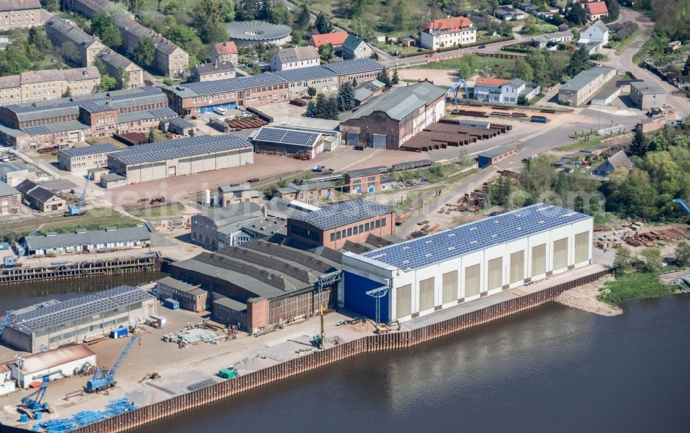 Aerial photograph Rosslau Elbe - Port facilities on the banks of the river course of the Mittelelbe in Rosslau Elbe in the state Saxony-Anhalt, Germany