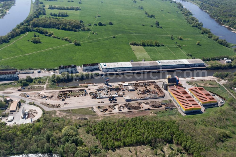 Rosslau Elbe from the bird's eye view: Port facilities on the banks of the river course of the Mittelelbe in Rosslau Elbe in the state Saxony-Anhalt, Germany