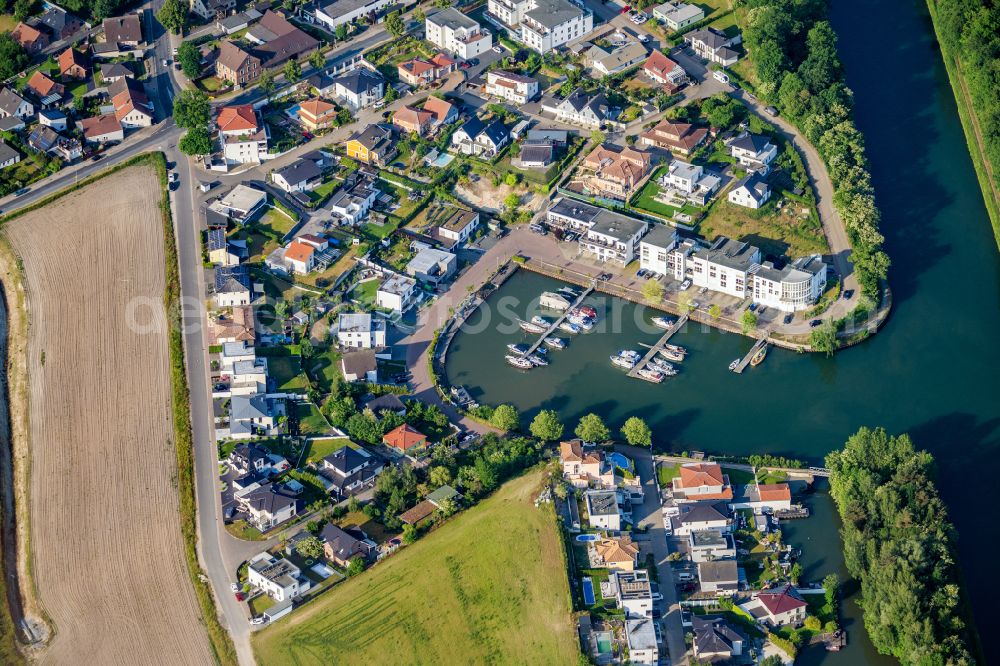 Aerial photograph Abbesbüttel - Port facilities on the banks of the river course the Mittelland Canal on street Hafenstrasse in Abbesbuettel in the state Lower Saxony, Germany