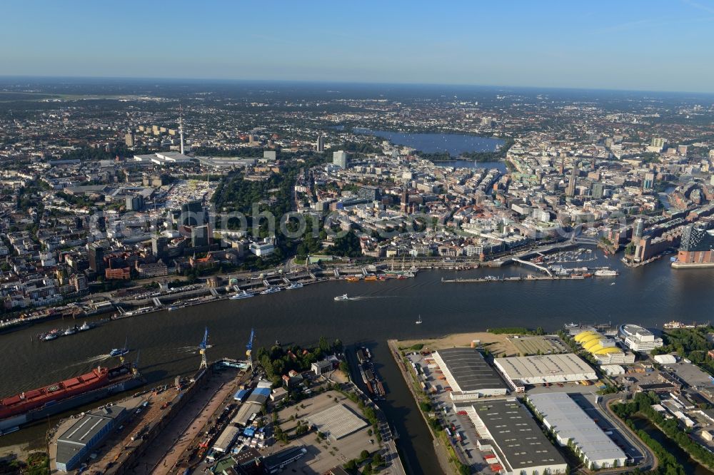 Aerial image Hamburg - Port facilities on the banks of the river course of the northern Elbe in Hamburg