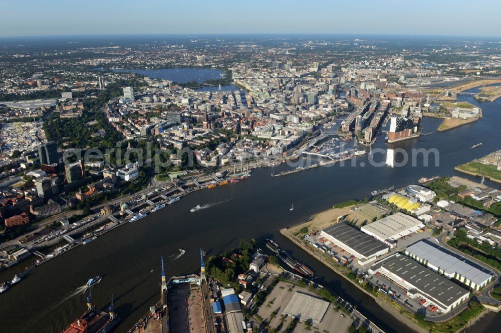 Aerial photograph Hamburg - Port facilities on the banks of the river course of the northern Elbe in Hamburg